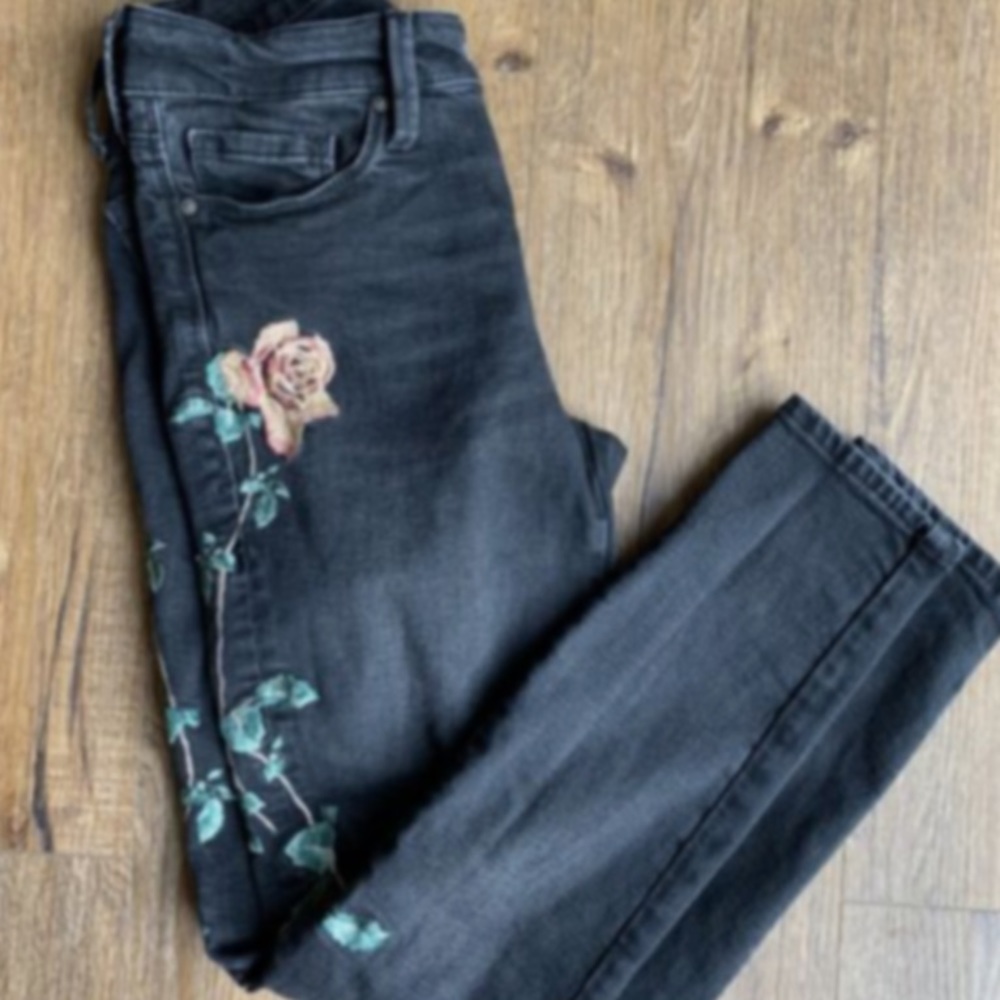 Floral embroidered light black jeans by Mavi